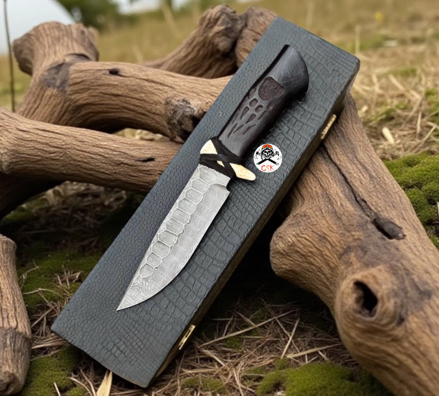 The Serpent Fang – Hand-Forged Damascus Hunting Knife with Carved Handle