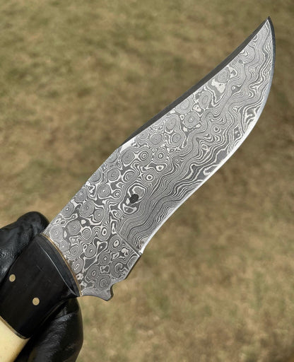 Black & White Edition Damascus Steel Hunting Knife